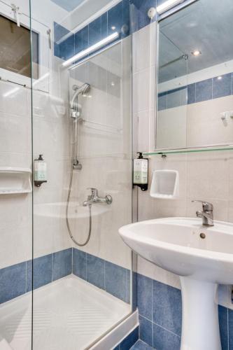 BW-boho-resort-hotel-bathroom (1)